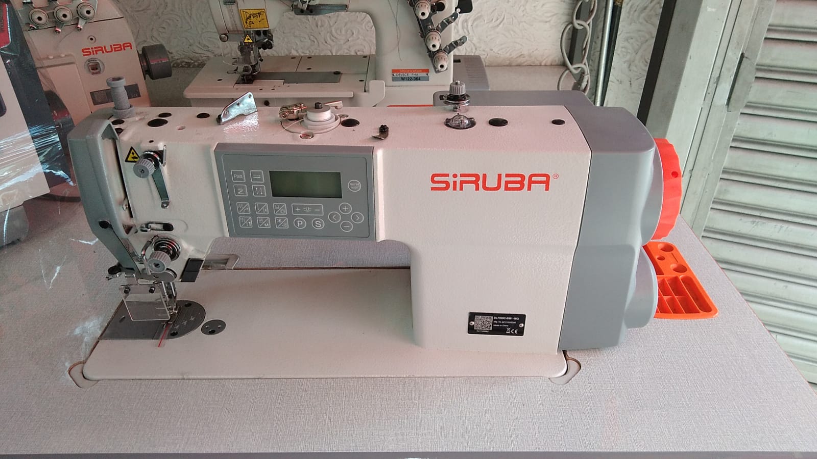 Máquina de Costura Reta Eletrônica Siruba DL7200C 220v  + KIT COM 1 TESOURA  EXCLUSIVA E 10 BOBINAS