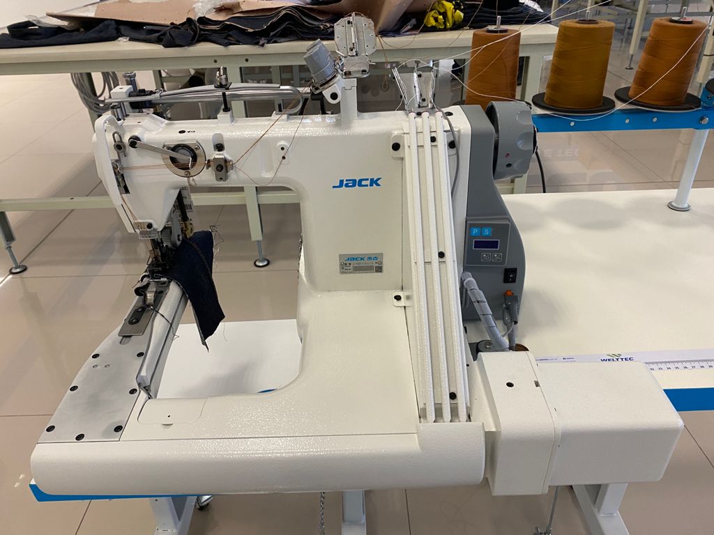 Maquina de costura Fechadeira de Braço de 3 Agulhas para Jeans Jack JK-T9280D-73-2PL (1/8") - 220 V