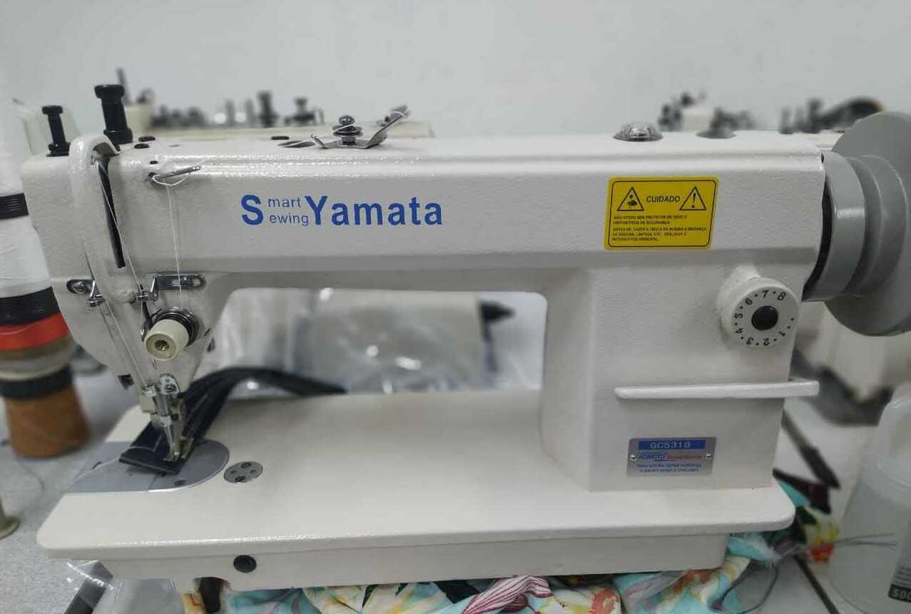 Máquina de Costura Industrial Reta Transporte Duplo Yamata GC5318 + KIT COM 1 CALCADOR DE VIVO e 10 BOBINAS