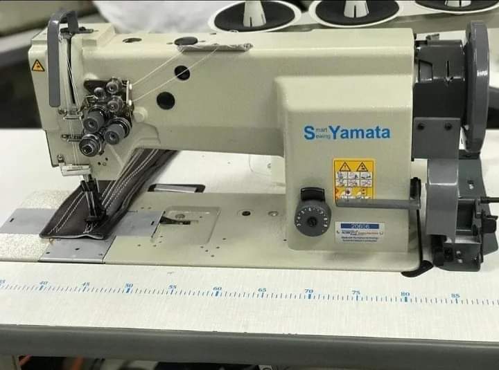 Máquina de costura reta industrial transporte triplo 2 agulhas Yamata
